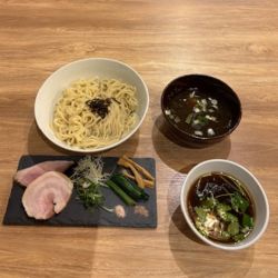 周年イベント 二種の醤油・麺の食べ比べつけ麺 1500円。