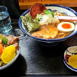 醤油らーめん 950円と牛すじご飯 550円