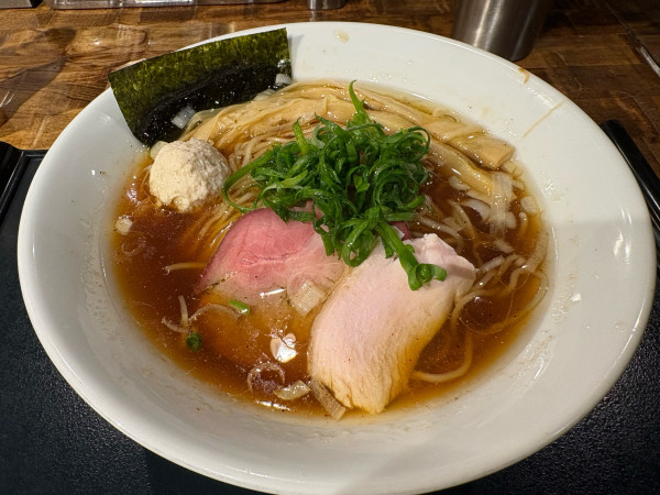 「醤油そば1050円」@特級鶏蕎麦 龍介 PLAY atre TSUCHIURA店の写真