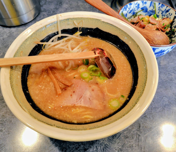 「Bセットラーメン+ねぎチャーシュー丼 950円 味噌変更 50円」@らーめん 八快の写真