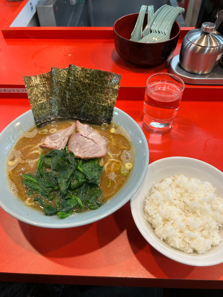 「中ラーメン(1000円)硬め濃いめ ライス(150円)」@横浜家系ラーメン 黄金家 新町店の写真