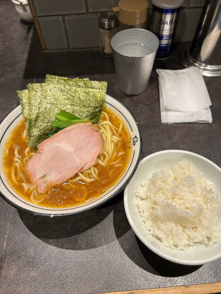 「ラーメン(900円)固め 中盛り(100円) ライス(150円)」@らーめん飛粋の写真