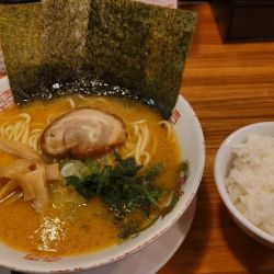 醤油らぁめん ¥890 + 小ごはん ¥140