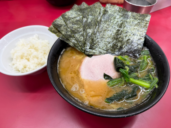 「ラーメン950円＋のり120円＋ライス小140円」@杉田家 千葉祐光店の写真