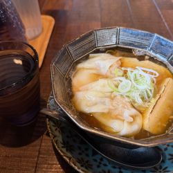 醤油らぁ麺1050円ワンタントッピング300円