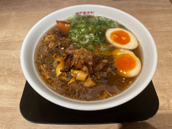 「ぼっかけ醤油ラーメン(¥1,480) 味玉(¥150)」@皇蘭 アルデ新大阪店の写真