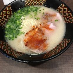 八味豚骨ラーメン