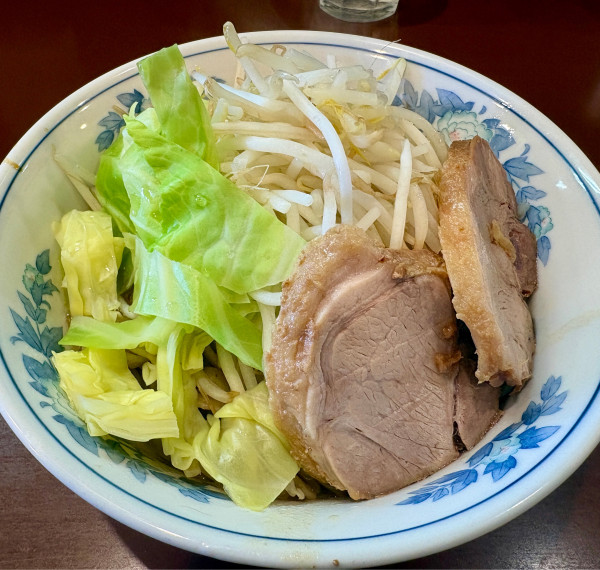 「らーめん（麺硬め、野菜増し、脂多め）」@らーめん陸の写真