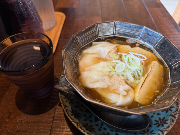 「醤油らぁ麺1050円ワンタントッピング300円」@古民家ヌードゥル黒揚羽森住の写真
