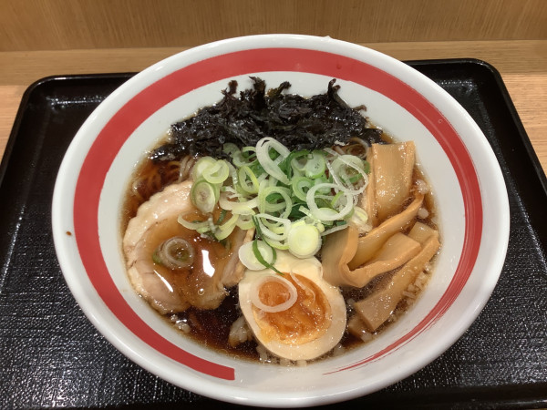「黒醤油ラーメン　680円」@えきめんや ポルタ店の写真