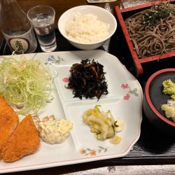 【日替りCセット】エビステーキカツ+そば(冷)950円