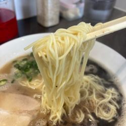 ラーメン（黒）900円 替玉150