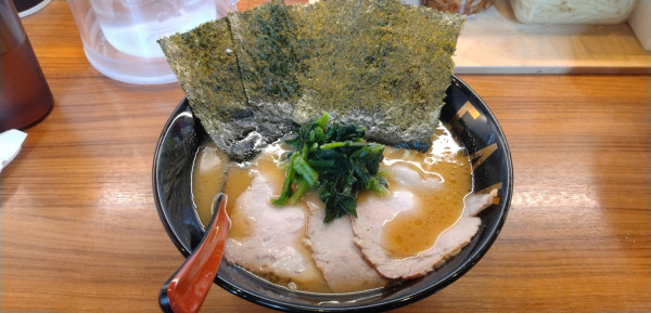 「王道家直伝ﾗｰﾒﾝ並+ﾁｬｰｼｭｰ2枚+中ﾗｲｽ」@MEN-EIJI EAK 東区本町店の写真