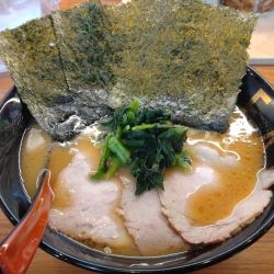 王道家直伝ﾗｰﾒﾝ並+ﾁｬｰｼｭｰ2枚+中ﾗｲｽ