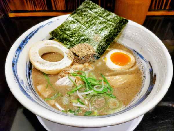 「博多ニボ豚骨 980円」@らーめん雷蔵 渡辺通り店の写真