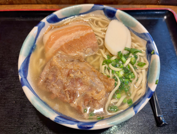 「一ツ星まかないそば」@沖縄そば 海産物料理店 楚辺の写真