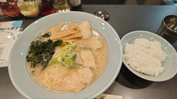 「豚骨背脂らーめん+半ライス」@らーめんショップ成田家の写真