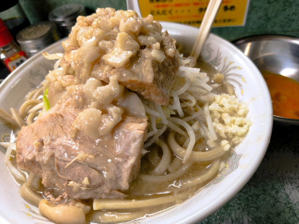 「大・生卵（麺硬め・脂かたまり・にんにく少）」@ラーメン二郎 新宿小滝橋通り店の写真