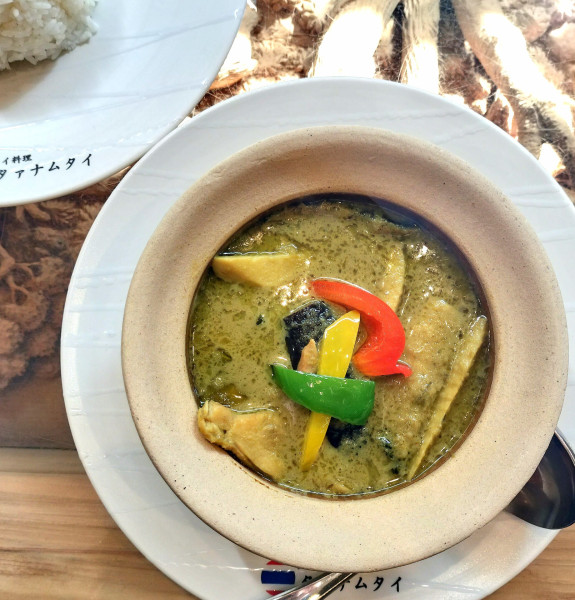 「ゲーン･キィアオ･ワーン･ガイ(ライス付き)1670円」@タァナムタイの写真