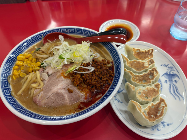 「辛味噌ラーメン1250円、餃子5個600円」@麺来亭の写真