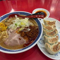 辛味噌ラーメン1250円、餃子5個600円