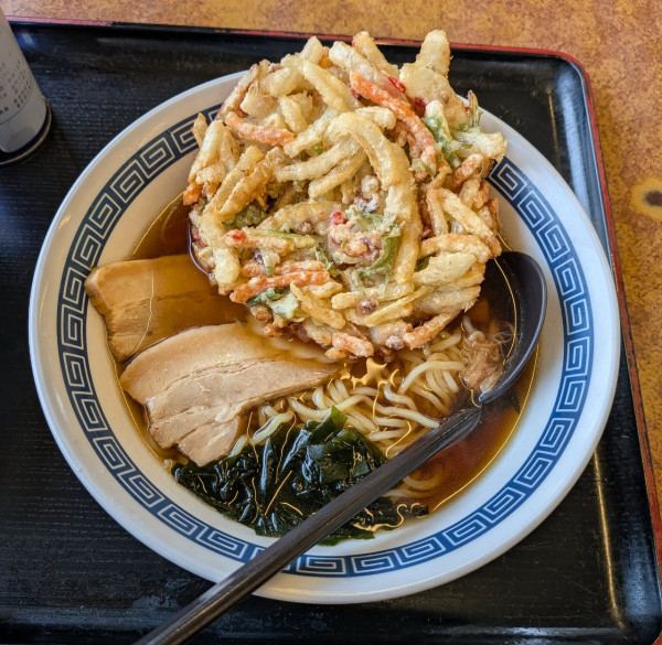 「昔ながらのしょうゆラーメン+かき揚げ天ぷら（910円）」@山田うどん中宗岡店の写真
