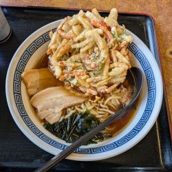 昔ながらのしょうゆラーメン+かき揚げ天ぷら（910円）