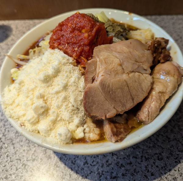 「【限定】トマ旨ロッソ麺中盛+粉チーズ」@ラーメン宮郎の写真