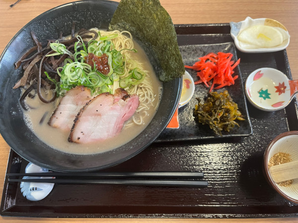 「豚骨らーめん（味変あり）＋大盛り＋替玉」@猫ニ叉タビの写真