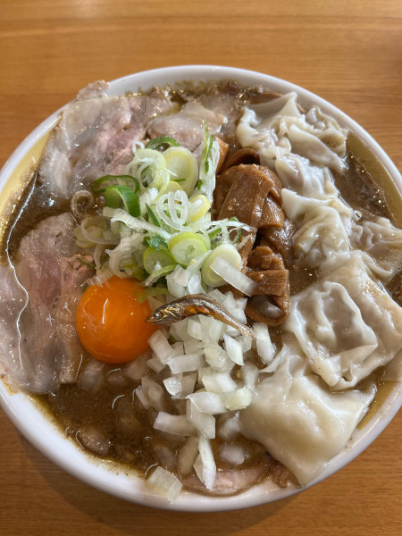 「煮干し味噌中華➕ワンタン➕卵黄」@らーめん味噌中華ちちぶ屋の写真