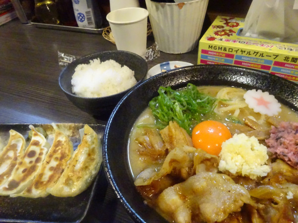 「肉玉そば＋ライス（小）＋ぎょうざ5ヶ＋梅生姜　1,800円」@元祖肉玉そば越智 高萩店の写真