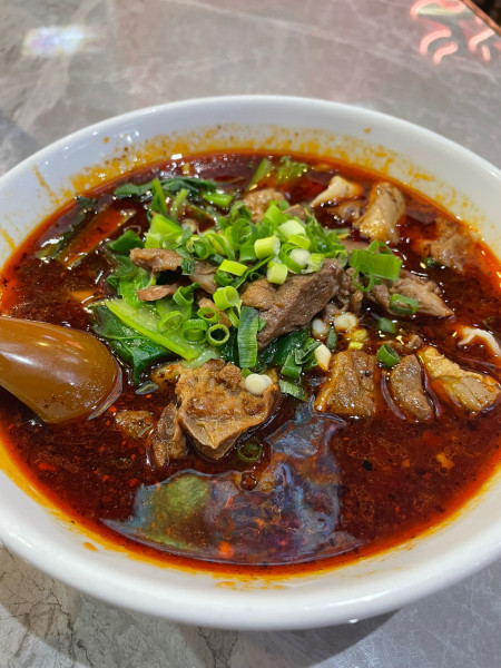 「麻辣牛肉刀削麺」@座・撒椒 渋谷店の写真