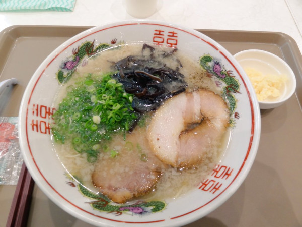 「ラーメン700円硬め濃いめニンニク別皿」@博多だるま JAPAN 越谷レイクタウンカゼ店の写真