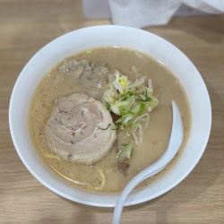 とんこつラーメン ふつう950円＋オープンサービス餃子3個