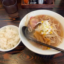 しょうゆらーめん950円小ライス180円