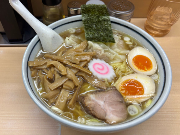 「わんたんめん玉子入り大盛（1140）めんま（150）」@いつみ屋の写真