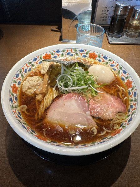 「特上地鶏中華そば（醤油）（細麺ストレート）」@麺や 虎徹の写真