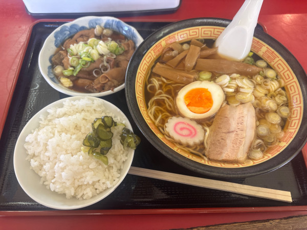 「ラーメンとミニもつ煮 小ライス付」@食堂 かみげんの写真