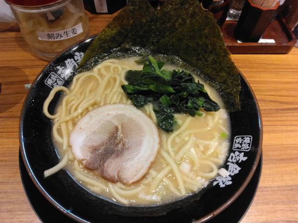 「家系ラーメン並(壱角家の日で700円)」@横浜家系ラーメン 壱角家 柏東口店の写真