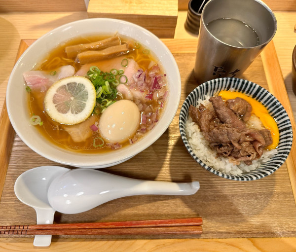 「淡色醤油半熟味玉貝ダシ中華そばと炙りロースご飯」@中華そば 雷杏の写真