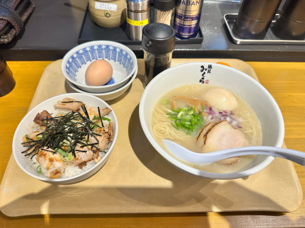 「牛白湯らぁ麺味玉入りとTKチャーシュー丼」@麺や みくらの写真