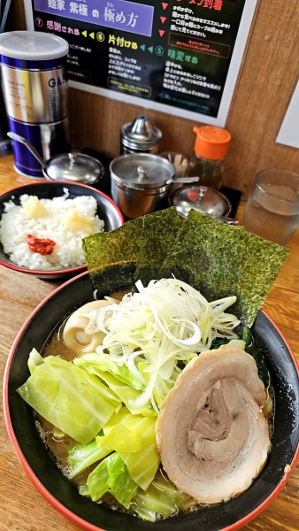 「全部のせラーメンと🍚50円 限定C豚バラ」@麺家 紫極の写真