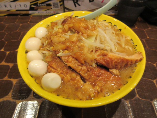 「割引豚そば（５００円）＋豚増し１００円＋うずら１００円」@茨城豚そば 特龍 本店の写真