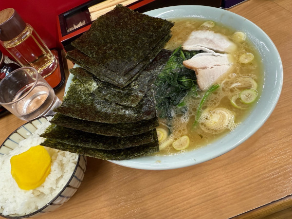 「ラーメン中盛+のり+ライス」@千葉家の写真