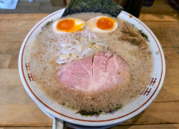 「背脂ラーメン 味玉」@背脂ラーメン チャッチャ亭の写真