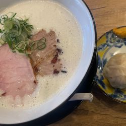 鶏白湯ラーメン・肉汁焼売1ヶセット：1320円