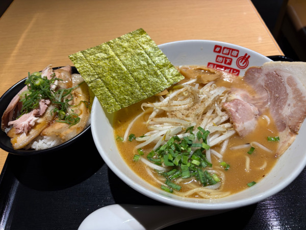 「味噌らーめんセット（らーめん錦 大舘本店）」@#新宿地下ラーメンの写真