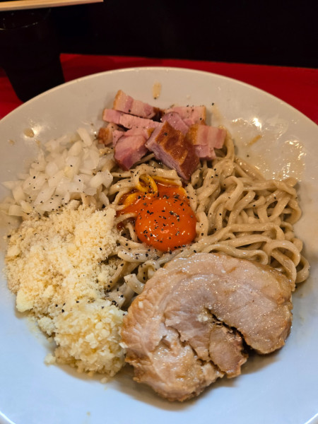 「【限定】カルボナーラ(ニンニク、粉チーズ)+豚+麺増し100」@ラーメン鷹の目 江古田店の写真