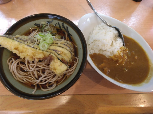 「なす天そば420円、半カレー270円」@鈴しげの写真