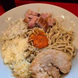 【限定】カルボナーラ(ニンニク、粉チーズ)+豚+麺増し100